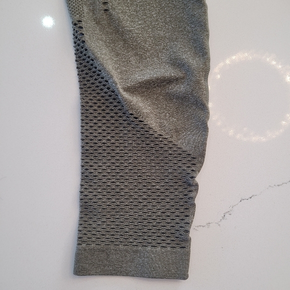 Yoga pants and bra set - size Medium - Picture 16 of 16